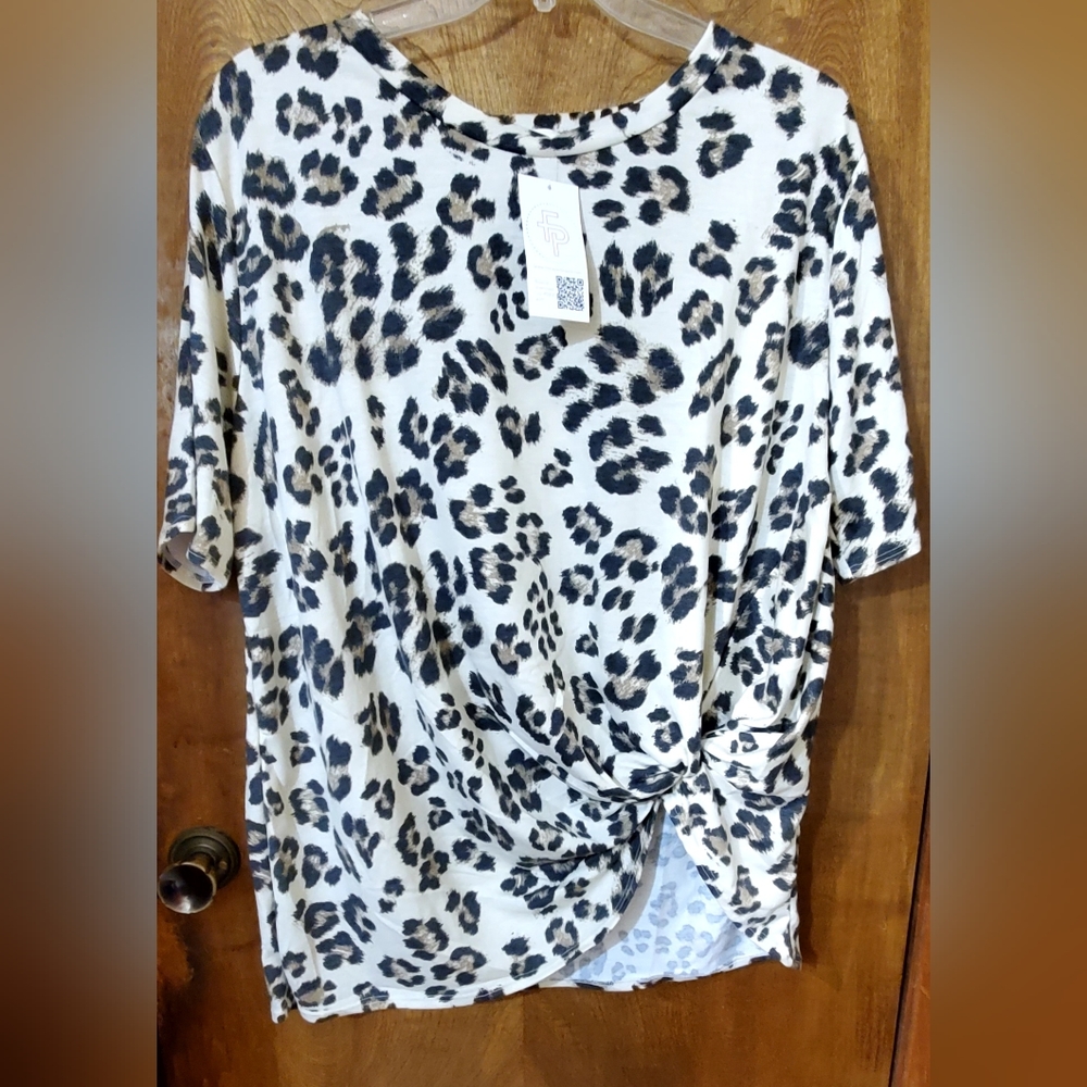 Size 3X Chrysanthemum Leopard Print Top **No offers**